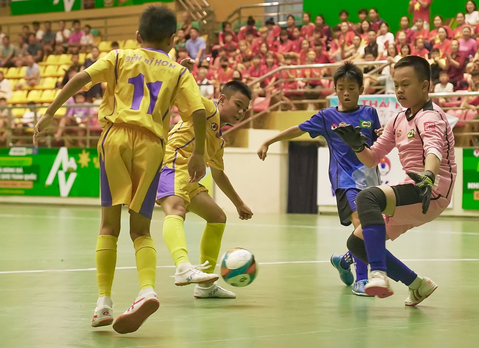 SLNA (áo vàng) thắng Bắc Ninh (áo tím) 1-0 ở chung kết U11 toàn Quốc 2024. Ảnh: SLNA