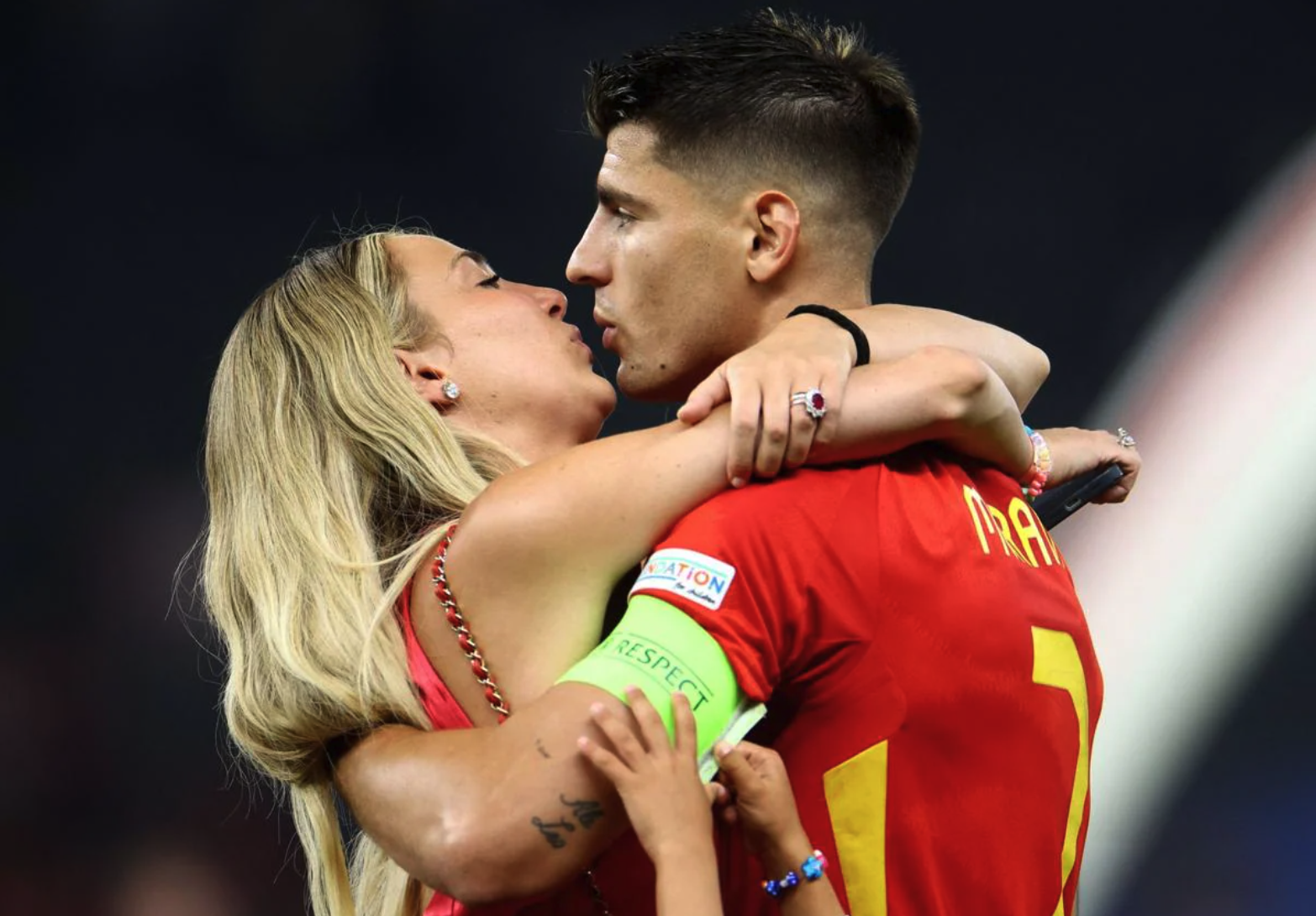 Morata và vợ cũ Alice Campello sau một trận đấu của Tây Ban Nha tại Euro 2024. Ảnh: Reuters