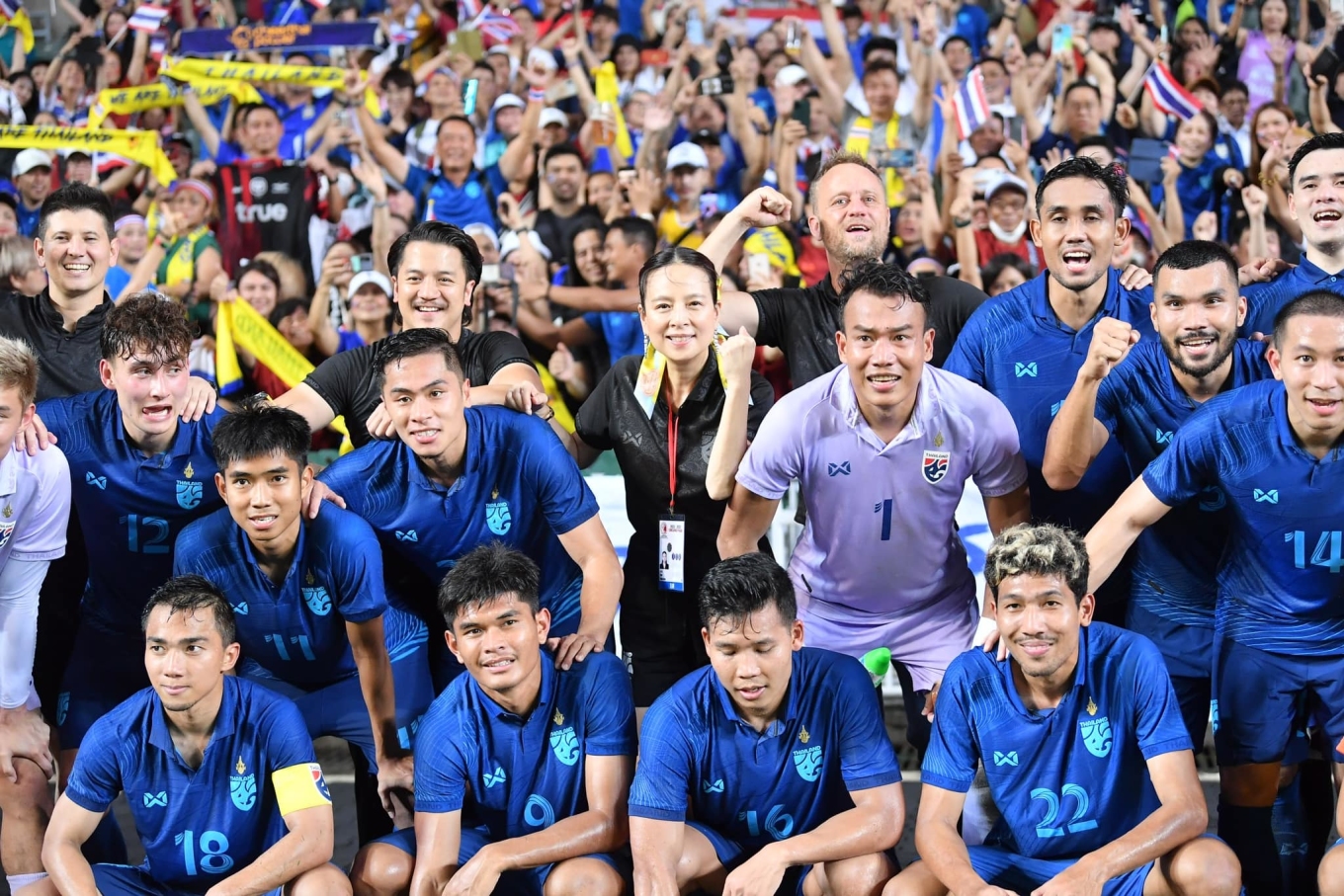 Madam Pang (giữa) mừng chức vô địch AFF Cup 2022 cùng đội tuyển Thái Lan. Ảnh: MP